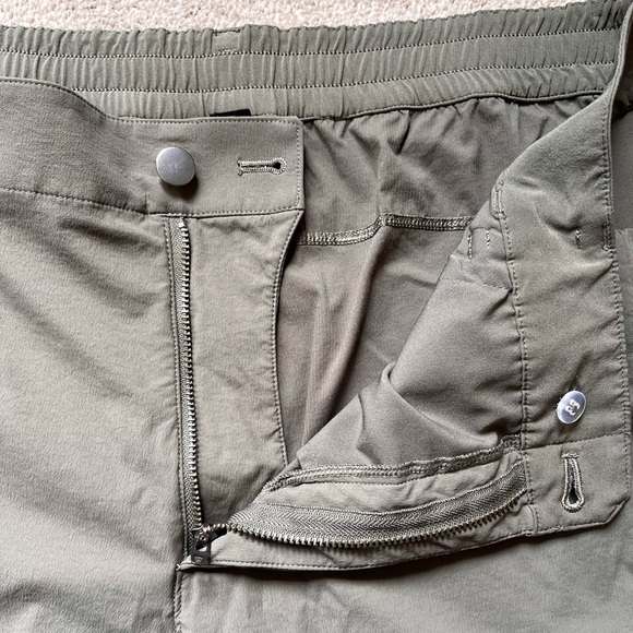 Mens Lululemon 8” Utility Cargo Shorts Size 38 - Picture 5 of 13